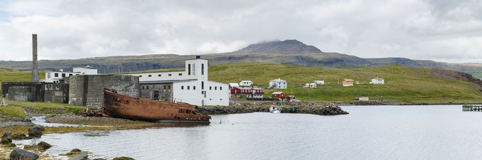 Landschaft im Rykjarfjoerdur, die alte Fischfabrik und der Ort Djupavik. Die Westfjorde (Vestfirdir) von Island_©_Martin_Zwick_Naturfoto