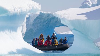 Magellan_Explorer_Zodiac_Ice_©_Sandra_Walser_Antarctica21
