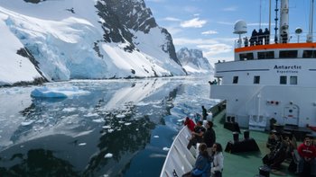 MV_Ushuaia_in_Antarctica_©_Tim_Fisher_Antarpply_Expeditions