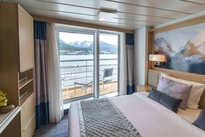 Ocean_Explorer_Deluxe_Veranda_Cabin__c__Quark_Expeditions