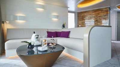 INS_SPI_Grand Suite_Wohnbereich_2_©_Hapag_Lloyd_Cruises