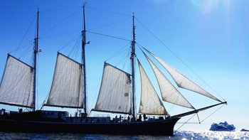 SV_Rembrandt_van_Rijn_sunny_Greenland_©_Inge_Stix_Oceanwide_Expeditions