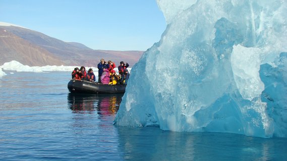 Zodiac_Cruising_Icebergs_Greenland_©_Christoph_Gouraud_Oceanwide_Expeditions