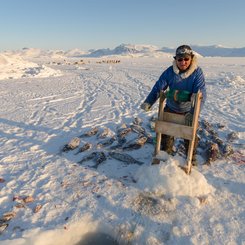 Fischer mit gefangenem Heilbutt auf dem Eis der Melville Bay, Teil der Baffin Bay, im hohen Norden Groenlands_©_Martin_Zwick_Naturfoto