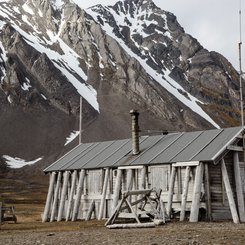 Arctic_Hut_Svalbard_©_Peter_von_Sassen_Poseidon_Expeditions