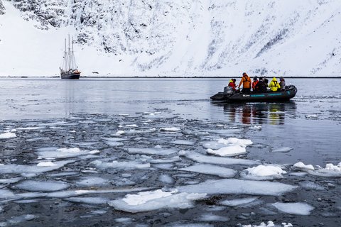 North_Norway_Aurora_borealis_Hike_Sail_March_zodiac_©_Jurriaan_Hodzelmans_Oceanwide_Expeditions