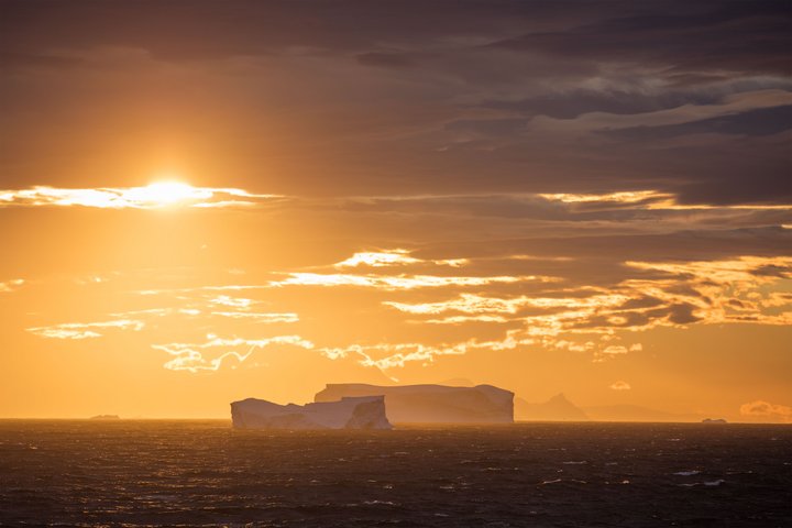 Antarctic_Sunset_©_Holger_Leue_Poseidon_Expeditions