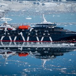 Magellan_Explorer_Zodiac_Ice_©_Ana_Carla_Martinez_Antarctica21