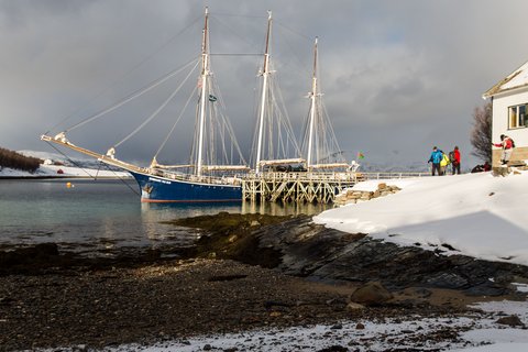North_Norway_Aurora_borealis_Hike_Sail_March_RvR_port_©_Jurriaan_Hodzelmans_Oceanwide_Expeditions North_Norway_Aurora_borealis_Hike_Sail_March_RvR_port_©_Jurriaan_Hodzelmans_Oceanwide_Expeditions