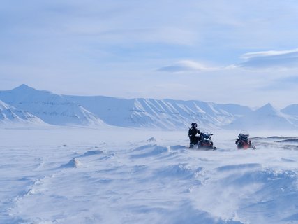 Motorschlitten_Spitzbergen_Norwegen_©_Martin_Zwick_Naturfoto Motorschlitten_Spitzbergen_Norwegen_©_Martin_Zwick_Naturfoto