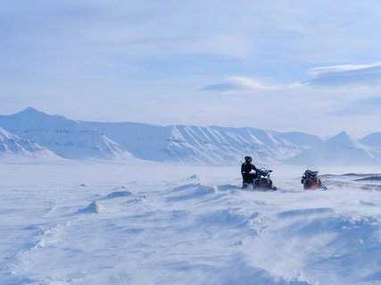 Motorschlitten_Spitzbergen_Norwegen_©_Martin_Zwick_Naturfoto