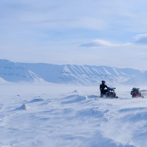 Motorschlitten_Spitzbergen_Norwegen_©_Martin_Zwick_Naturfoto