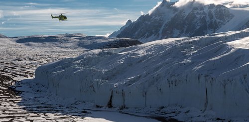 Helicopter_Dry_Valleys_Taylor_Valley_Canada_Glacier_Ross_Sea_©_Rolf_Stange_Oceanwide_Expeditions