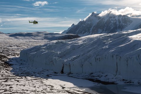 Helicopter_Dry_Valleys_Taylor_Valley_Canada_Glacier_Ross_Sea_©_Rolf_Stange_Oceanwide_Expeditions
