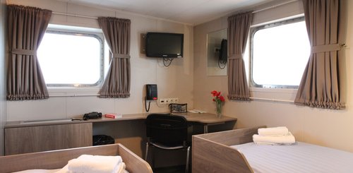 MV_Plancius_Twin_Deluxe_Cabin_©_Monica_Salmang_Oceanwide_Expeditions