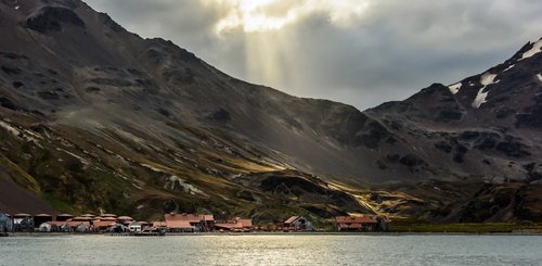 Light_over_Stromness_Whaling_Station_©_Barry_Dench_Oceanwide_Expeditions