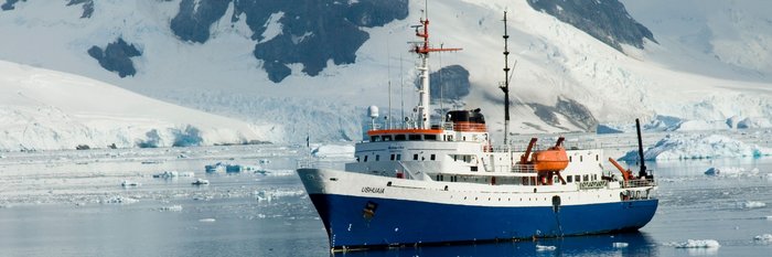 MV_Ushuaia_in_Antarctica_©_Facundo_Santana_Antarpply_Expeditions