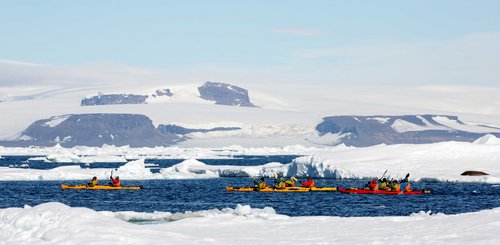 Several_kayaks_Antarctica_©_Aurora_Expeditons_Michael_Baynes