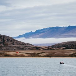 Zodiac_cruise_Eskimonaes_Dodemandsburgten_Greenland_©_Aurora_Expeditons_Matt_Horspool