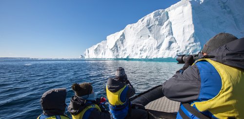 Expeditioners_taking_pictures_Antarctica_©_Aurora_Expeditons_Michael_Baynes