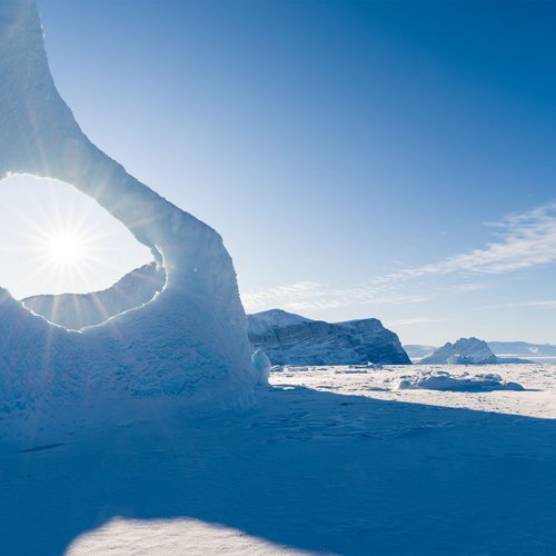 Eisberge eingefroren im Meereis des Uummannaq Fjordsystems im Winter im Nordwesten Groenlands, noerdlich des Polarkreises_West_Groenland_©_Martin_Zwick_Naturfoto
