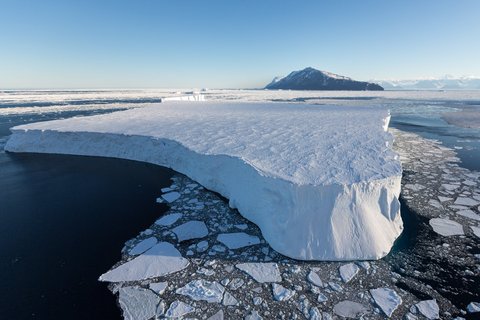 Huge_Iceberg_Cape_Adare_Ross_Sea_Antarctic_©_Rolf_Stange_Oceanwide_Expeditions