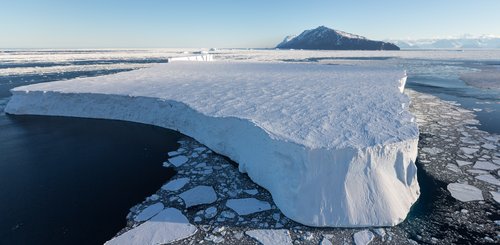Huge_Iceberg_Cape_Adare_Ross_Sea_Antarctic_©_Rolf_Stange_Oceanwide_Expeditions