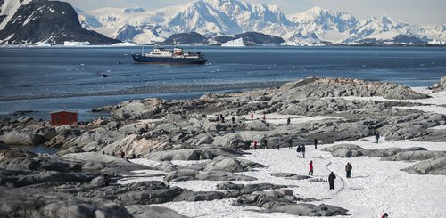 Antarctic_hiking_©_Morten_Skovgaard_Oceanwide_Expeditions