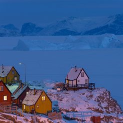 Die Stadt Uummannaq im Winter im Nordwesten Groenlands_©_Martin_Zwick_Naturfoto