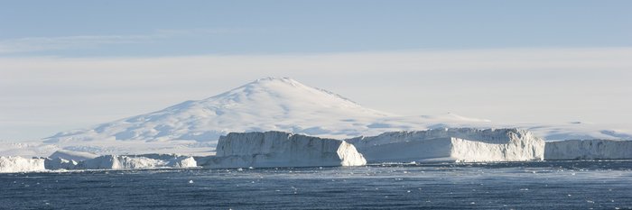 Icebergs_Mt_Erebus_Ross_Sea_Antarctic_©_Fred_van_Olphen_Oceanwide_Expeditions
