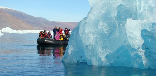 Zodiac_Cruising_Icebergs_Greenland_©_Christoph_Gouraud_Oceanwide_Expeditions