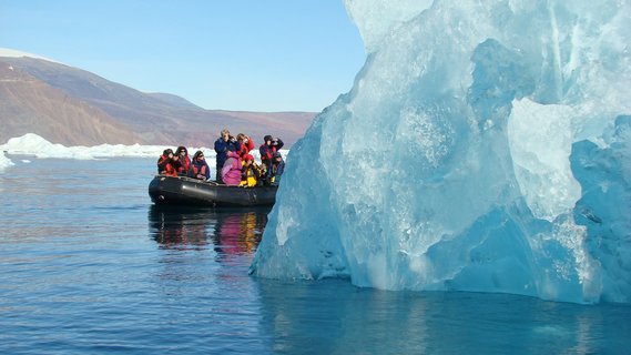 Zodiac_Cruising_Icebergs_Greenland_©_Christoph_Gouraud_Oceanwide_Expeditions