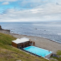 Das Schwimmbad von Krossnes (Krossneslaug). Die Westfjorde (Vestfirdir) von Island_©_Martin_Zwick_Naturfoto