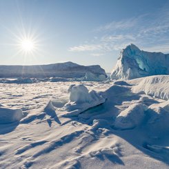Eisberge eingefroren im Meereis des Uummannaq Fjordsystems im Winter im Nordwesten Groenlands, noerdlich des Polarkreises_West_Groenland_©_Martin_Zwick_Naturfoto