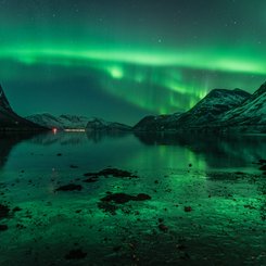 North_Norway_Aurora_Borealis_reflecting_on_water_and_ice_©_Johan_Vesters_Oceanwide_Expeditions