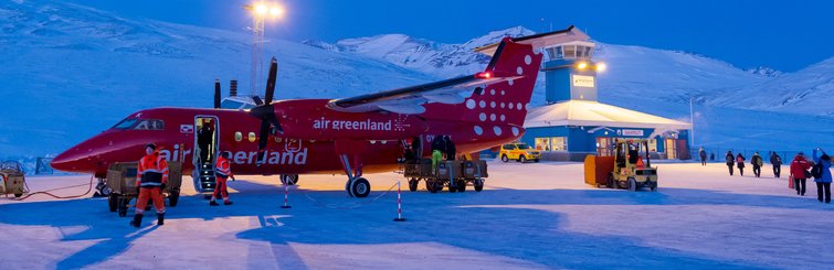Air Greenland Dash-7. Der Flughafen von Qaarsut bei Uummannaq im Winter im Nordwesten Groenlands_©_Martin_Zwick_Naturfoto