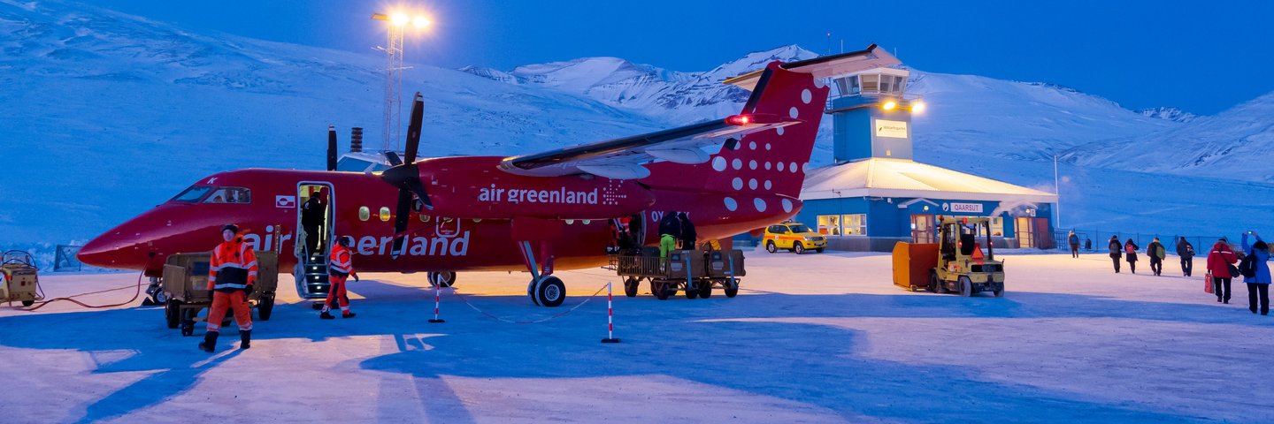 Air Greenland Dash-7. Der Flughafen von Qaarsut bei Uummannaq im Winter im Nordwesten Groenlands_©_Martin_Zwick_Naturfoto