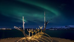 Solfar, ein Wahrzeichen von Reykjavik. Solfar islaendisch fuer Sonnenfahrt ist eine Edelstahlskulptur am Hafen von Jon Gunnar Arnason_©_Martin_Zwick_Naturfoto