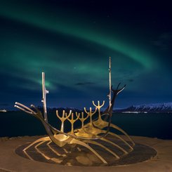 Solfar, ein Wahrzeichen von Reykjavik. Solfar islaendisch fuer Sonnenfahrt ist eine Edelstahlskulptur am Hafen von Jon Gunnar Arnason_©_Martin_Zwick_Naturfoto