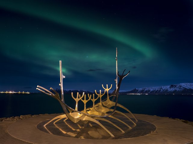 Solfar, ein Wahrzeichen von Reykjavik. Solfar islaendisch fuer Sonnenfahrt ist eine Edelstahlskulptur am Hafen von Jon Gunnar Arnason_©_Martin_Zwick_Naturfoto