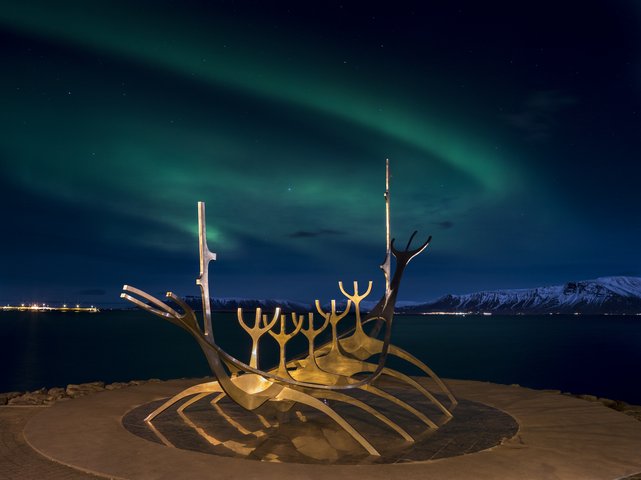 Island_Solfar_Reykjavik_©_Martin_Zwick_Naturfoto Solfar, ein Wahrzeichen von Reykjavik. Solfar islaendisch fuer Sonnenfahrt ist eine Edelstahlskulptur am Hafen von Jon Gunnar Arnason_©_Martin_Zwick_Naturfoto
