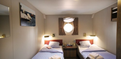 MV_Plancius_Twin_Porthole_cabin_©_Monica_Salmang_Oceanwide_Expeditions