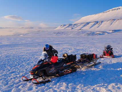 Motorschlitten_Spitzbergen_Norwegen_©_Martin_Zwick_Naturfoto